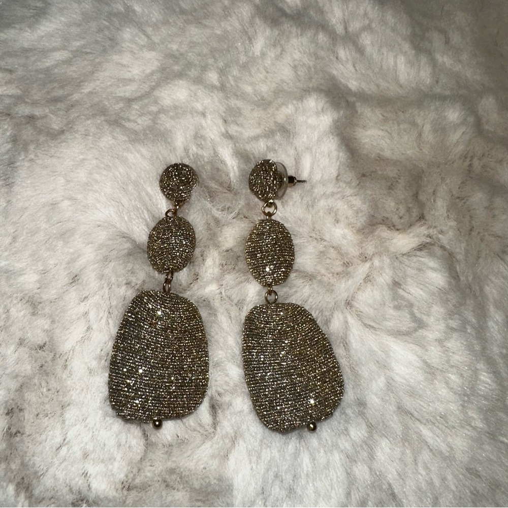 Elegant Gold Dangle Earrings - Picture 5 of 8